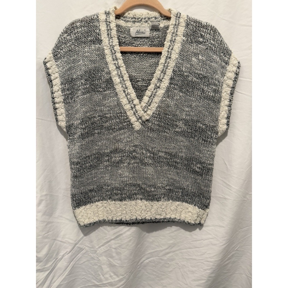 Alicia vintage 90s striped sweater vest.‎